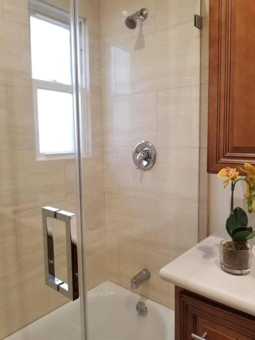 Casa vacanze Luxury And Spacious 5 Bedroom Private House By Melrose Wifi Tv Backyard Free Parking Close To The Grove Hollywood Walk Of Fame *