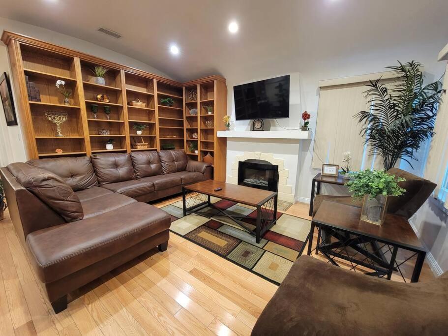 Luxury And Spacious 5 Bedroom Private House By Melrose Wifi Tv Backyard Free Parking Close To The Grove Hollywood Walk Of Fame Casa vacanze
