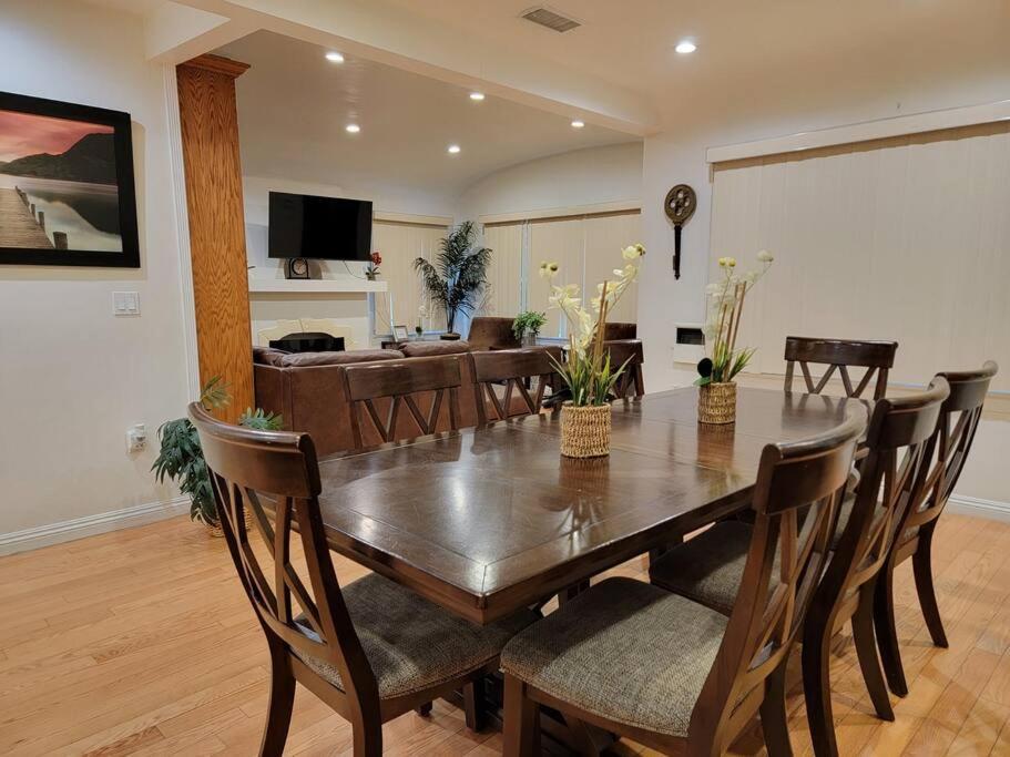Luxury And Spacious 5 Bedroom Private House By Melrose Wifi Tv Backyard Free Parking Close To The Grove Hollywood Walk Of Fame Casa vacanze Los Angeles