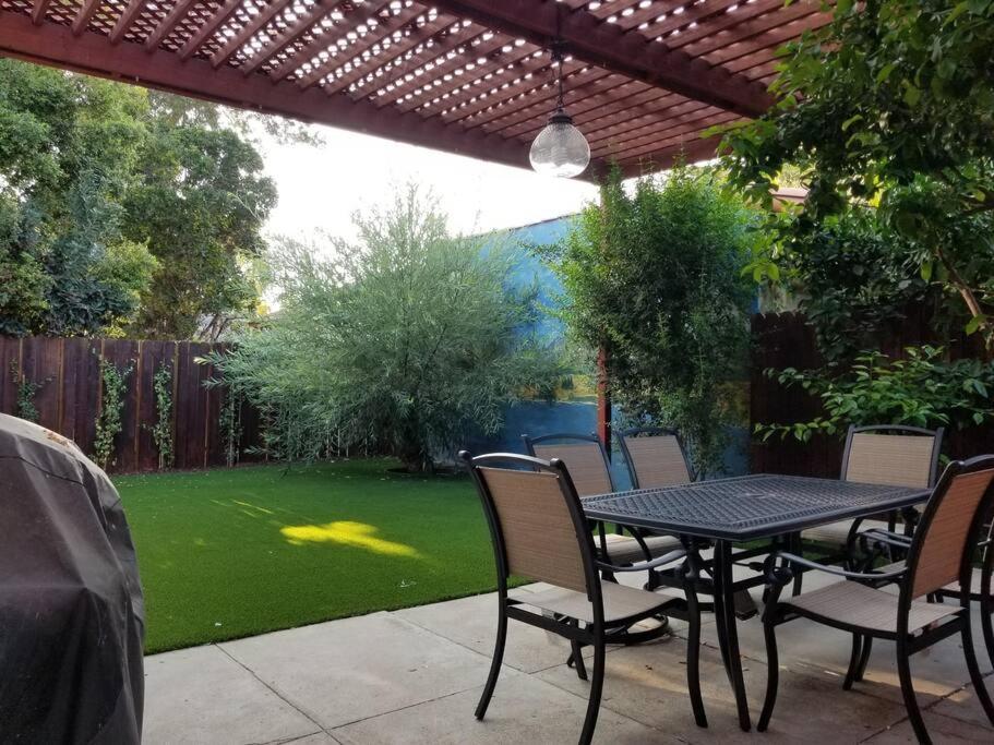 Luxury And Spacious 5 Bedroom Private House By Melrose Wifi Tv Backyard Free Parking Close To The Grove Hollywood Walk Of Fame Casa vacanze Los Angeles