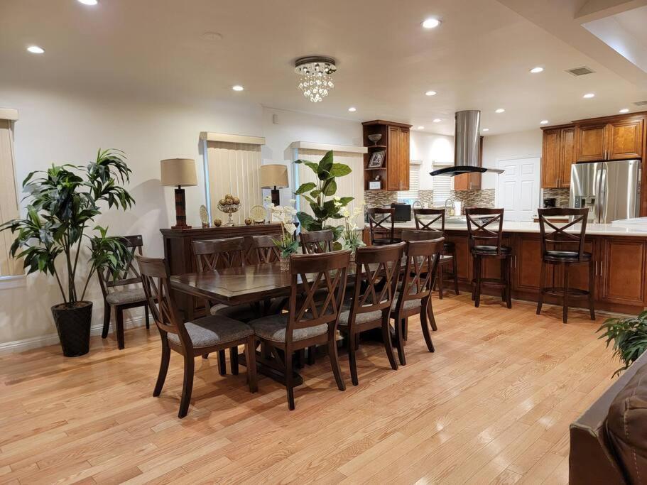 Casa vacanze Luxury And Spacious 5 Bedroom Private House By Melrose Wifi Tv Backyard Free Parking Close To The Grove Hollywood Walk Of Fame